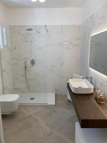 y baño con lavabo, aseo y ducha. en Casa Made' Luxury and Exclusive home in Polignano a Mare en Polignano a Mare