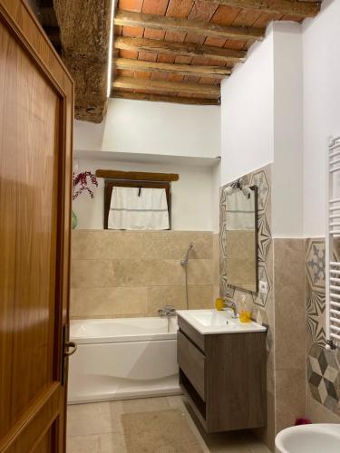 een badkamer met een wastafel, een bad en een toilet bij Villa with pool Trasimeno in Panicale