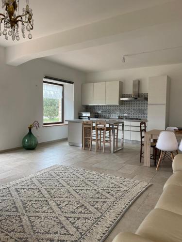 een keuken en een woonkamer met een bank en een tafel bij Villa with pool Trasimeno in Panicale