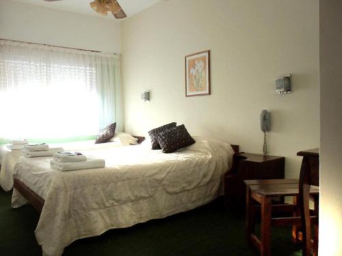 En eller flere senge i et værelse på Dino´s Hotel