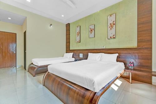 1 dormitorio con 2 camas en una habitación en Hotel Sai Sparsh, en Shirdi