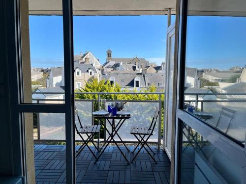 a view of a balcony with a table and chairs at Plage, piscine, terrasse & centre-ville à Quiberon in Quiberon