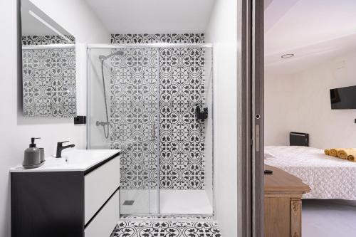 baño con ducha y lavabo junto a la cama en Luxury Barco de Valdeorras en Vegamolinos