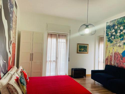 sala de estar con cama roja y sofá en ConteMax ArtHouse, en Salerno