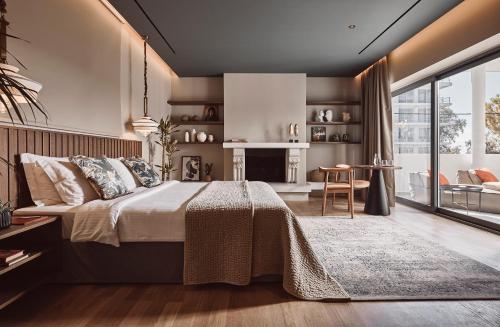 Cama Luxury Suites في أثينا: غرفة نوم مع سرير وغرفة معيشة