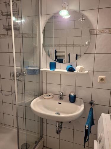 y baño con lavabo y espejo. en Ostseefunkeln, en Breege