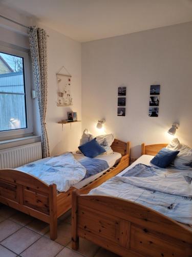 2 camas individuales en una habitación con ventana en Ostseefunkeln, en Breege