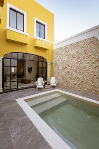 a swimming pool in the backyard of a house at Casa Ubicada en el corazon de Merida, AC y piscina! in Mérida