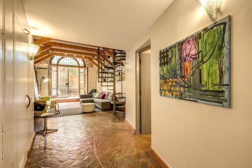 una sala de estar con una gran pintura en la pared en The Loft, en Roma