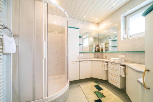 a bathroom with a shower and a sink at Heidi-Alm Lodge in Falkertsee