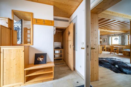 a room with wooden cabinets and a dining room at Heidi-Alm Lodge in Falkertsee