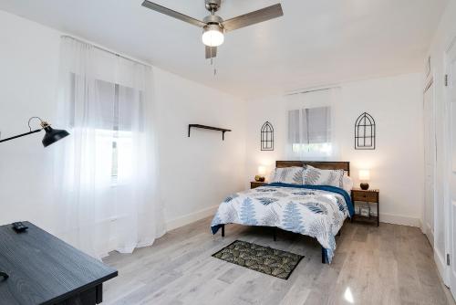 a bedroom with a bed and a ceiling fan at Coastal Cove Chateau in Venice