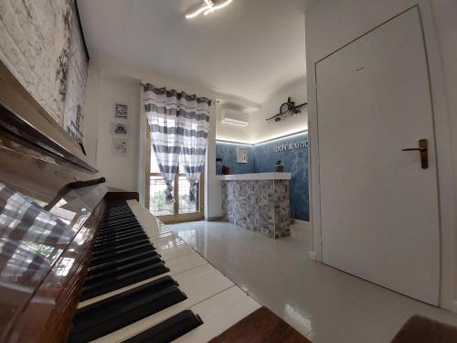 pasillo con escalera, ventana y puerta en Don Mario Aparthotel & Rooms, en Marina di Camerota