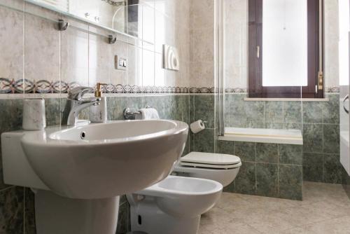 bagno con lavandino e servizi igienici di Light Blue House a Montesilvano