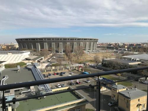 vistas a un estadio de fútbol con un edificio en Aréna Apartman, en Budapest