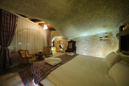a bedroom with a large bed in a room at Shoestring Cave House in Goreme