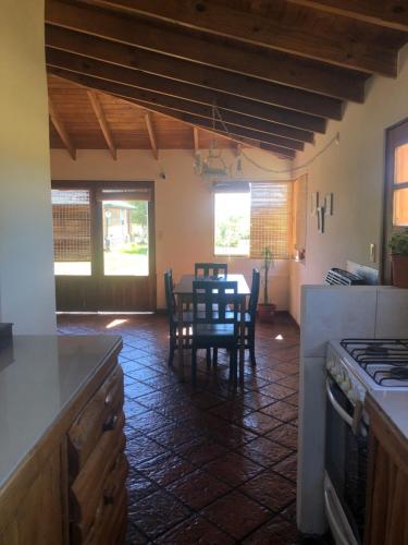 eine Küche mit einem Tisch und einem Esszimmer in der Unterkunft Cabaña Cordón Situación in Trevelín