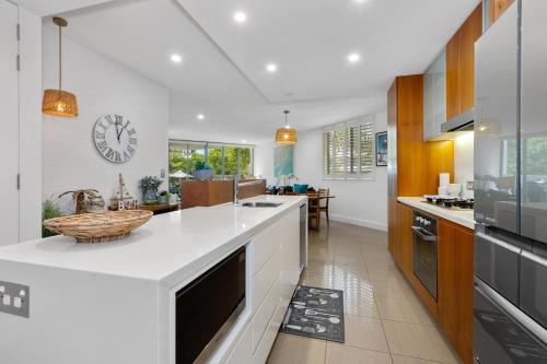 Η κουζίνα ή μικρή κουζίνα στο Cotton Beach Resort - Tweed Coast Holidays ®