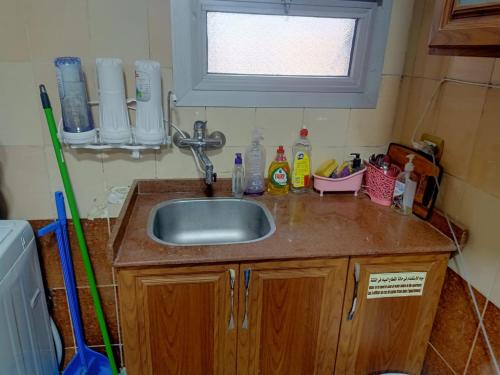 a kitchen counter with a sink and a window at فاكانزا شقة فندقية مفروشة- vacanze in Fayoum Center