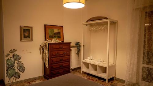 a room with a dresser and a dresser and a bedroom at Afrodite Loft Hermes in Verona
