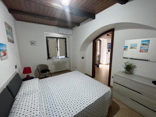 1 dormitorio con 1 cama, 1 mesa y 1 silla en Casa Murat, en Pizzo