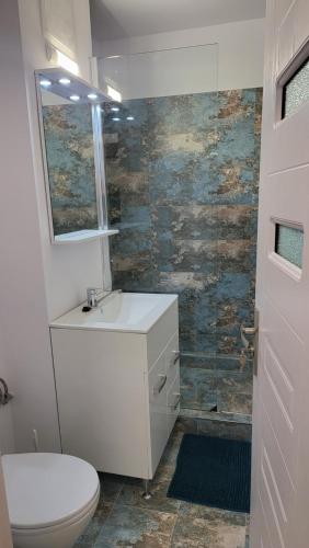 Ένα μπάνιο στο Apartament Gabi