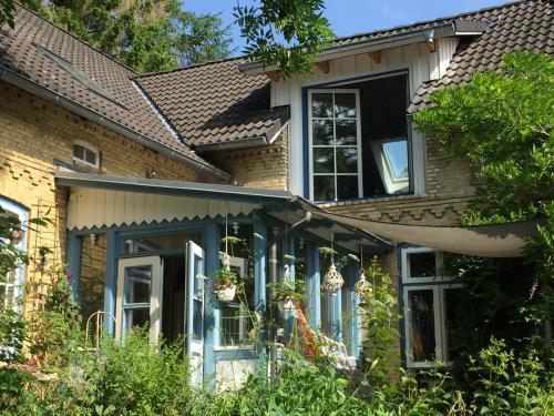 a house with windows and plants on the front of it at Ferienwohnung "Wasserburg" in Ascheffel