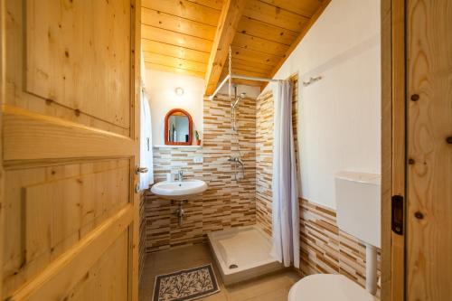 カステルサルドにあるLa Casa di Mannazzotta 2のバスルーム(トイレ、洗面台付)