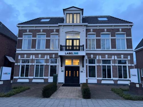 un grand bâtiment en briques avec un panneau indiquant kellerisel dans l'établissement Appartement City Enschede (free private parking), à Enschede