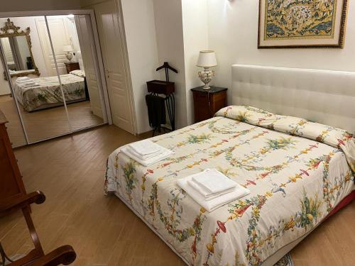 1 dormitorio con 1 cama con 2 toallas en Loft tanzi, en Bari