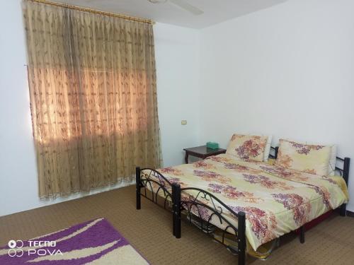 - une chambre avec un lit et une fenêtre dans l'établissement Baiet AL-Deafah Guest house, à Um Qeis