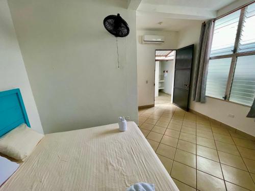 ein Zimmer mit einem Bett und ein Zimmer mit einem Fenster in der Unterkunft Hostal Inn 2 in Flores
