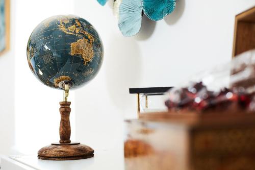 a small globe sitting on top of a table at Appartement Ezean belfort ville in Belfort