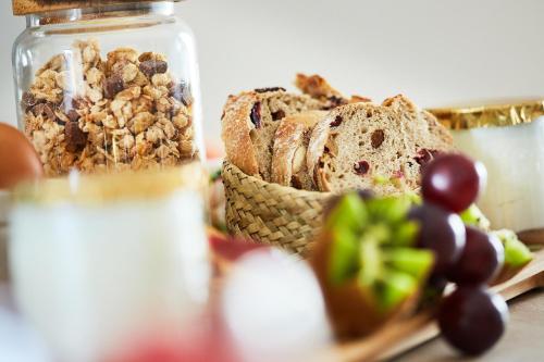 a glass jar filled with bread and a basket of nuts at Appartement Ezean belfort ville in Belfort