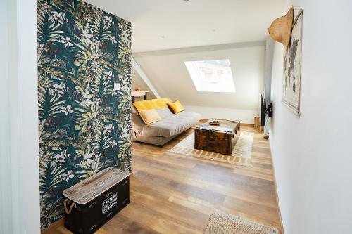 - un salon avec un canapé et une table dans l'établissement Appartement Ezean belfort ville, à Belfort