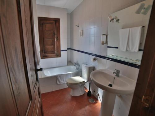 a bathroom with a toilet and a sink at hotel pirata in Toro
