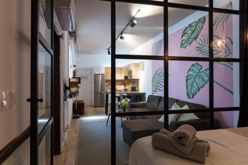 マドリードにあるApartamento En Centro De Madridのベッド1台とリビングルームが備わる客室です。