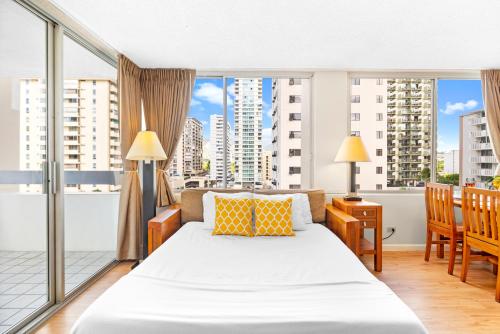 - une chambre avec un lit et une grande fenêtre dans l'établissement Cozy Apt in Pacific Monarch - 1 Block to Beach!, à Honolulu