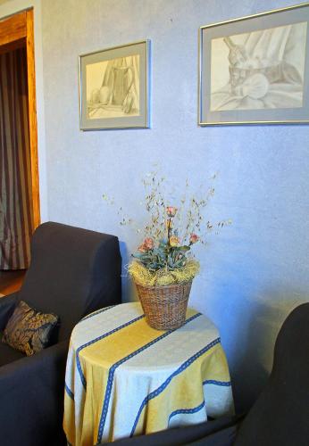 a room with a table with a basket on it at Guesthouse Carl Schmidt in Põltsamaa