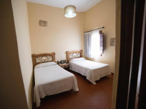 a room with two beds and a window at Pirata casco histórico in Toro