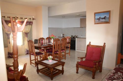 eine Küche und ein Esszimmer mit einem Tisch und Stühlen in der Unterkunft Apartamentos Naomi in El Carmen