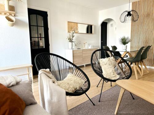 uma sala de estar com duas cadeiras e uma mesa em Apartamento Brisas em Sevilha