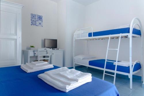 プレシッチェにあるTenuta De Marcoのベッドルーム1室(二段ベッド2組、青いシーツ付)
