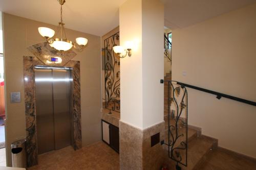 陽光海灘的住宿－Family hotel Deykin，大楼内带电梯和柱子的走廊