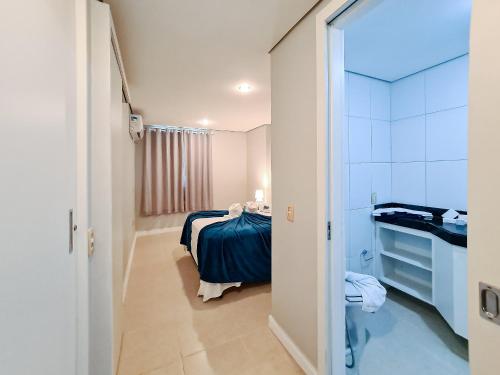 Cette petite chambre comprend un lit et une salle de bains. dans l'établissement Portal Meireles Vista Mar 2 Suítes 150m Beira Mar, à Fortaleza