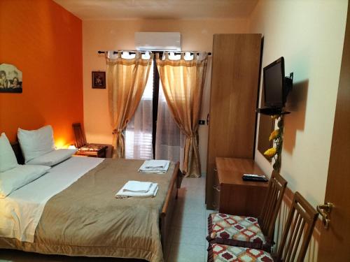 レトイアンニにあるCasa Vacanza Da Rosaのベッドルーム1室(ベッド1台付)、テレビが備わります。