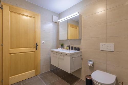 La salle de bains est pourvue de toilettes et d'un lavabo. dans l'établissement Once Upon A Time, à Loèche-les-Bains