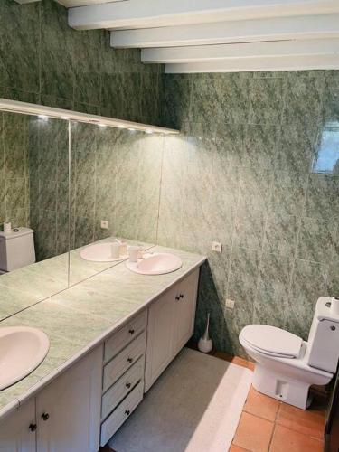 une salle de bain avec deux lavabos et un WC dans l'établissement Mas piscine au milieu des vignes avec vue magique, à Saint-André-dʼOlérargues