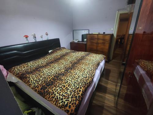 um quarto com uma cama com estampa de leopardo e um espelho em İstanbul Üsküdar oda em Istambul