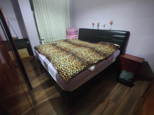 uma cama com um cobertor estampado de leopardo em İstanbul Üsküdar oda em Istambul